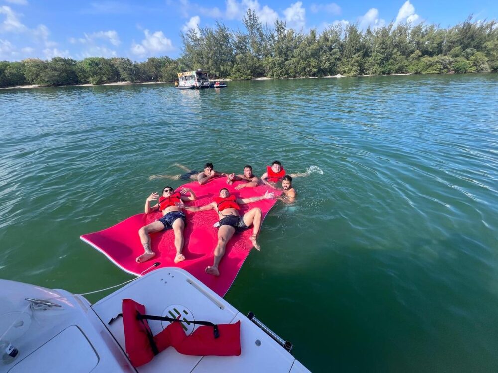 Luxury 32ft Monterey Yacht - Private Miami River Cruises for Groups of 10 - Imagen 32