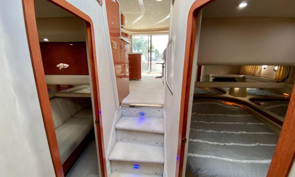 52' LUXURY YACHT RENTAL FOR PARTY IN MIAMI, GREAT LOCATION, NO HIDDEN FEES - Imagen 3