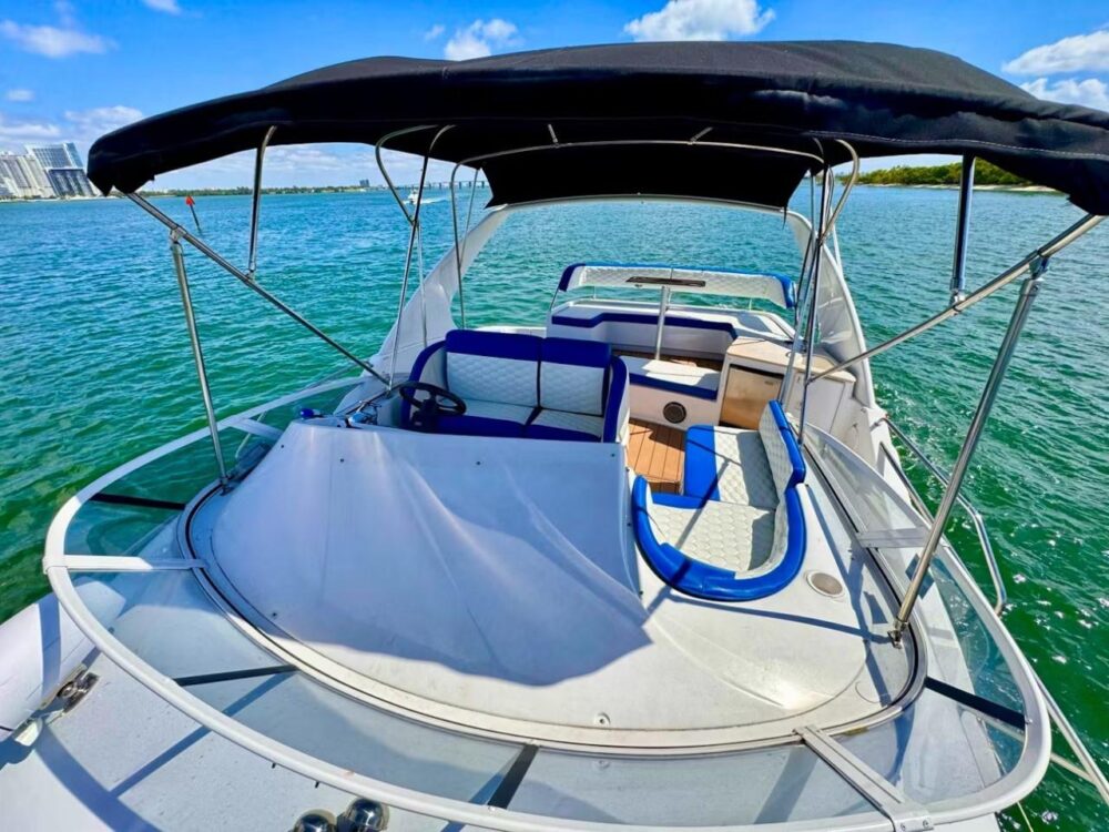 Luxury Silverton Flybridge 48ft Yacht Charter in Miami - All-Inclusive Rates - Imagen 33
