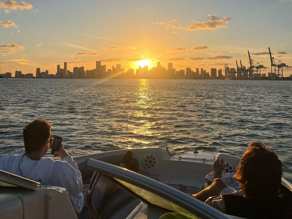 Rent a 26' Sea Ray Sundeck in Miami - 5 Identical Boats with Captain & Weekday Discounts - Imagen 21