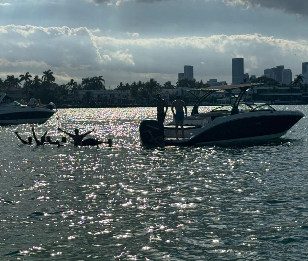 Luxury Miami Sundeck Party Boat Experience | Sea Ray 30' with Free Hour Promotion - Imagen 21