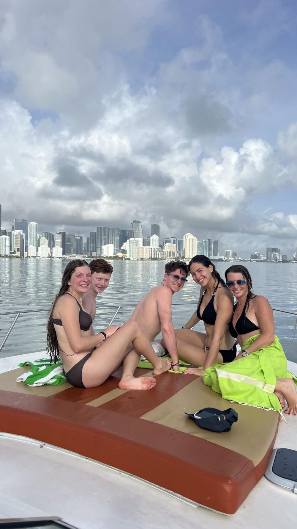 Rinker Fiesta 37ft - When booking 4 hours, you get one free! - Imagen 15