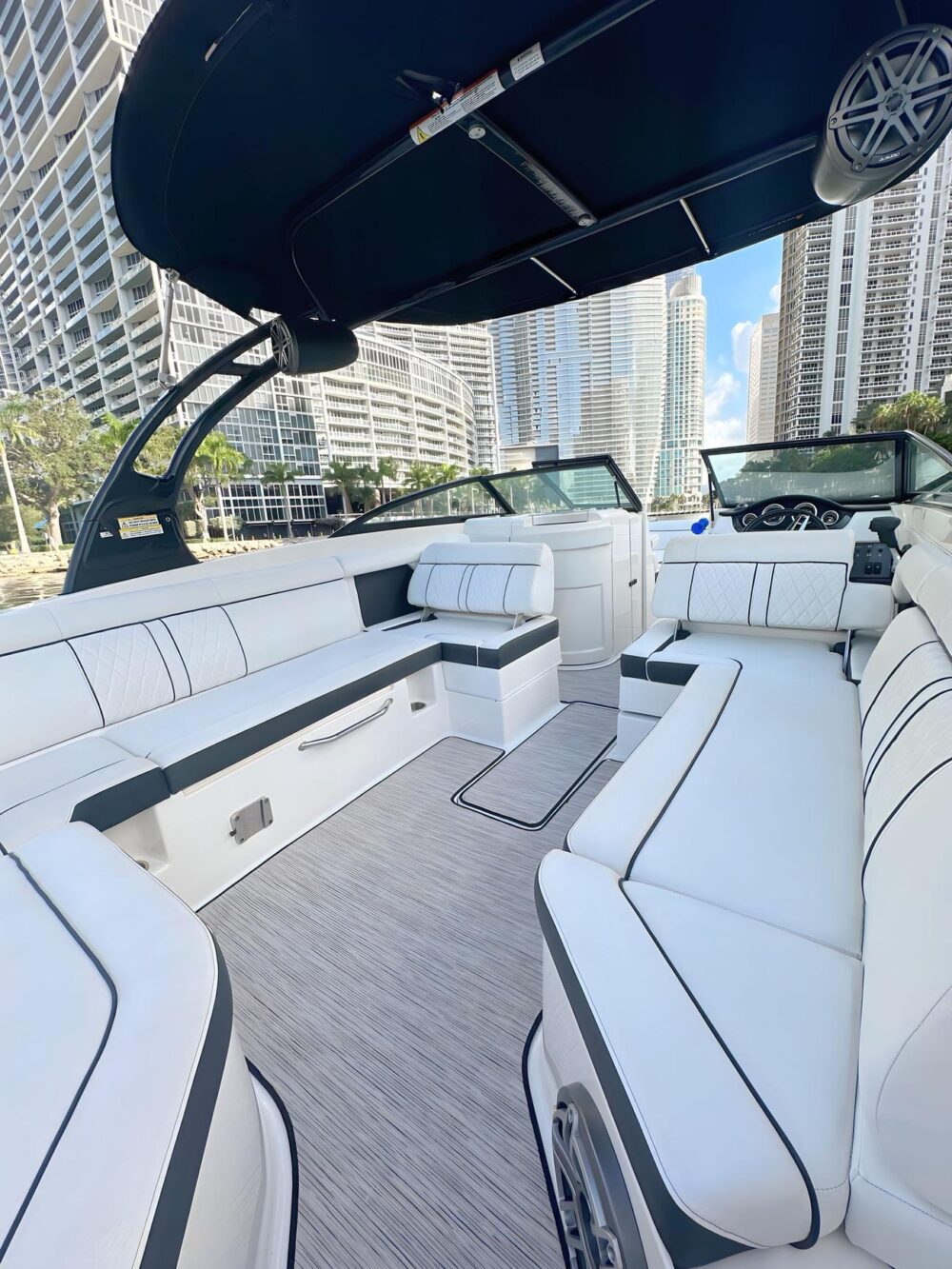 Miami Party Boat Rental: 29' SeaRay SDX with Captain & Sandbar Tours - Imagen 3