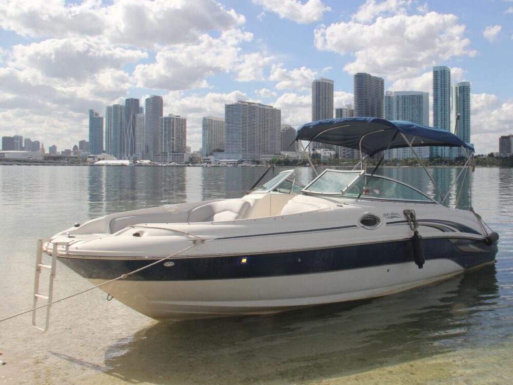 Rent a 26' Sea Ray Sundeck in Miami - 5 Identical Boats with Captain & Weekday Discounts - Imagen 20