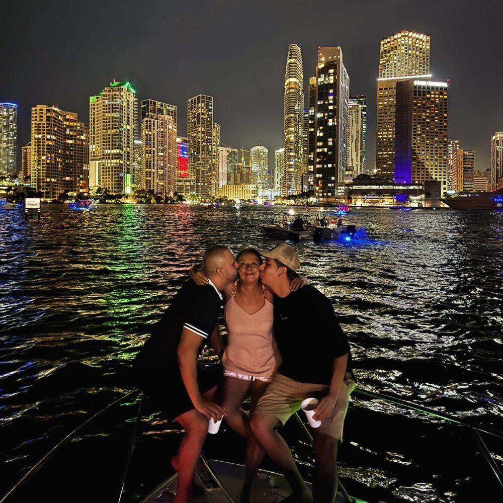 Luxury 32ft Monterey Yacht - Private Miami River Cruises for Groups of 10 - Imagen 30