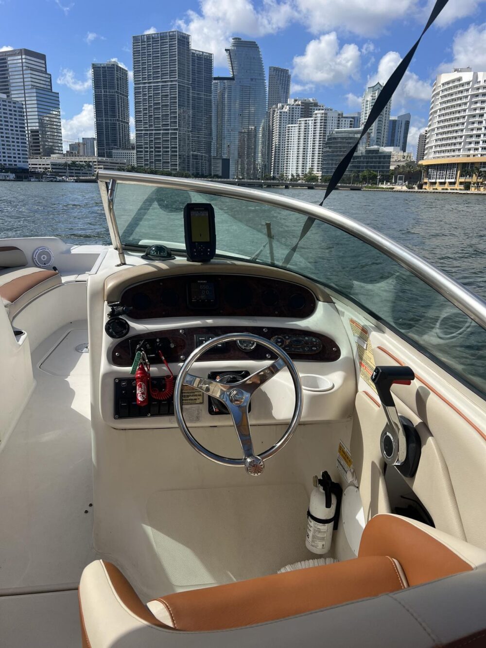 The Best Deal in the Market! Sea Ray Sundeck 26' – Fun at an Unbeatable Price! - Imagen 8