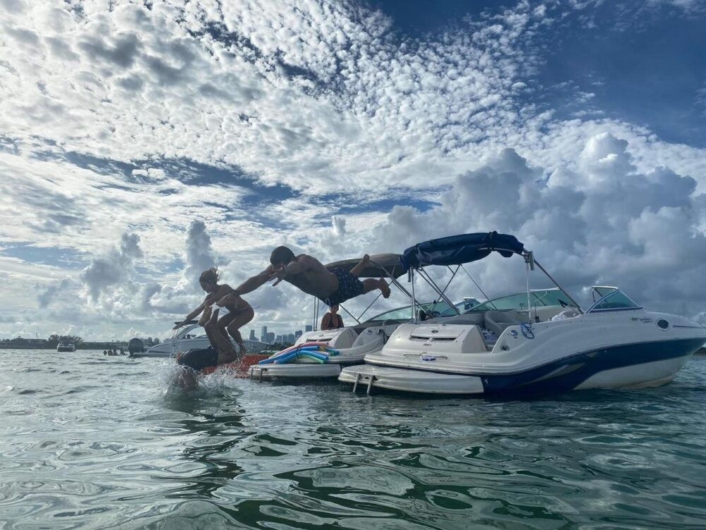 Luxury Sea Ray Sundeck Fleet: 7 Identical 26' Boats for Miami Beach Adventures - Imagen 19
