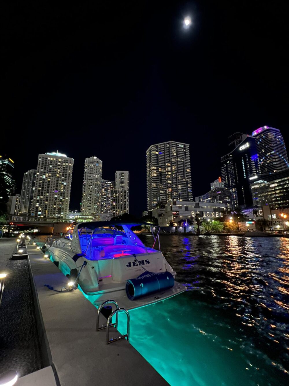 Sea Ray 50' Private Yacht Charter in Miami - Get 1 Hour Free Monday-Thursday - Imagen 5