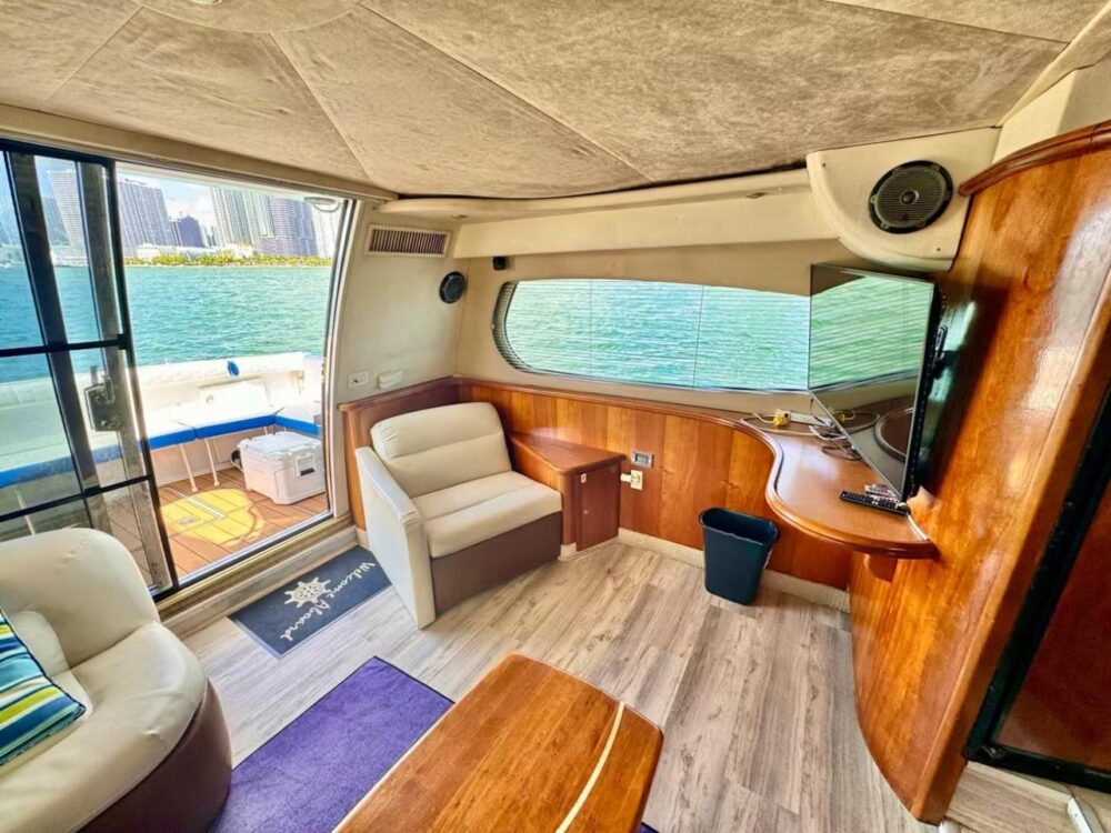 Luxury Silverton Flybridge 48ft Yacht Charter in Miami - All-Inclusive Rates - Imagen 31