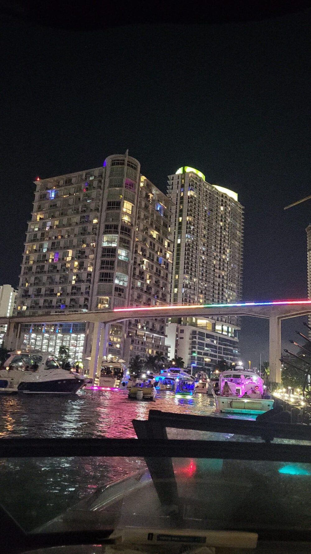 Luxury Miami Sundeck Party Boat Experience | Sea Ray 30' with Free Hour Promotion - Imagen 19