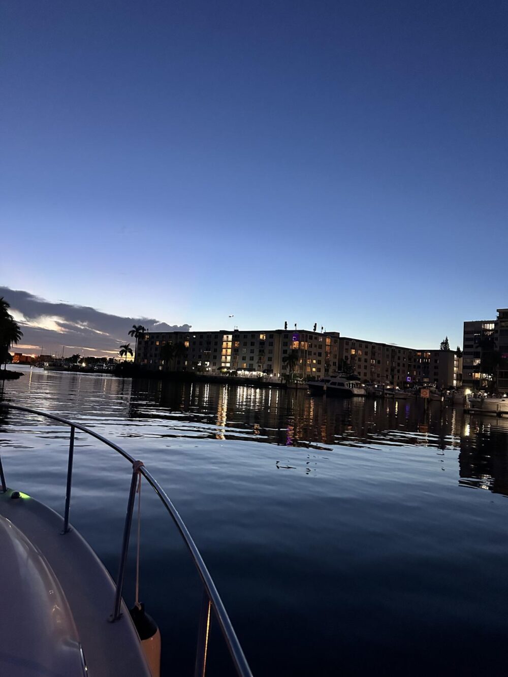 Luxury 32ft Monterey Yacht - Private Miami River Cruises for Groups of 10 - Imagen 29