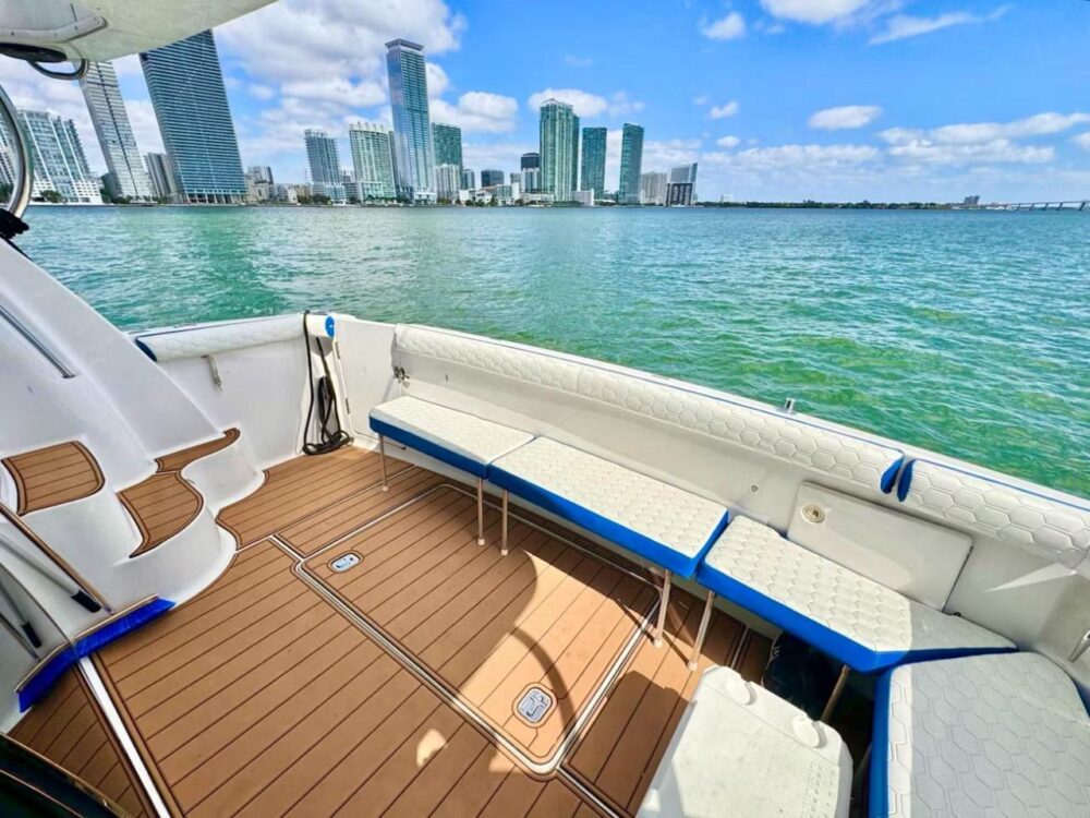 Luxury Silverton Flybridge 48ft Yacht Charter in Miami - All-Inclusive Rates - Imagen 30