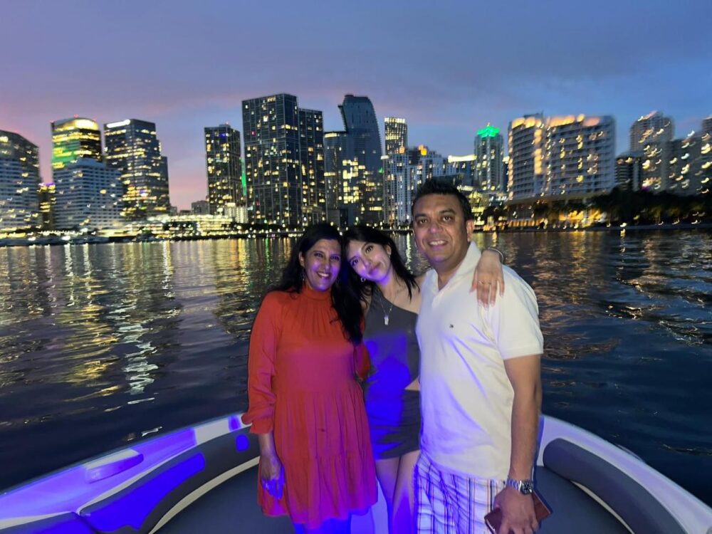 Rent a 26' Sea Ray Sundeck in Miami - 5 Identical Boats with Captain & Weekday Discounts - Imagen 18