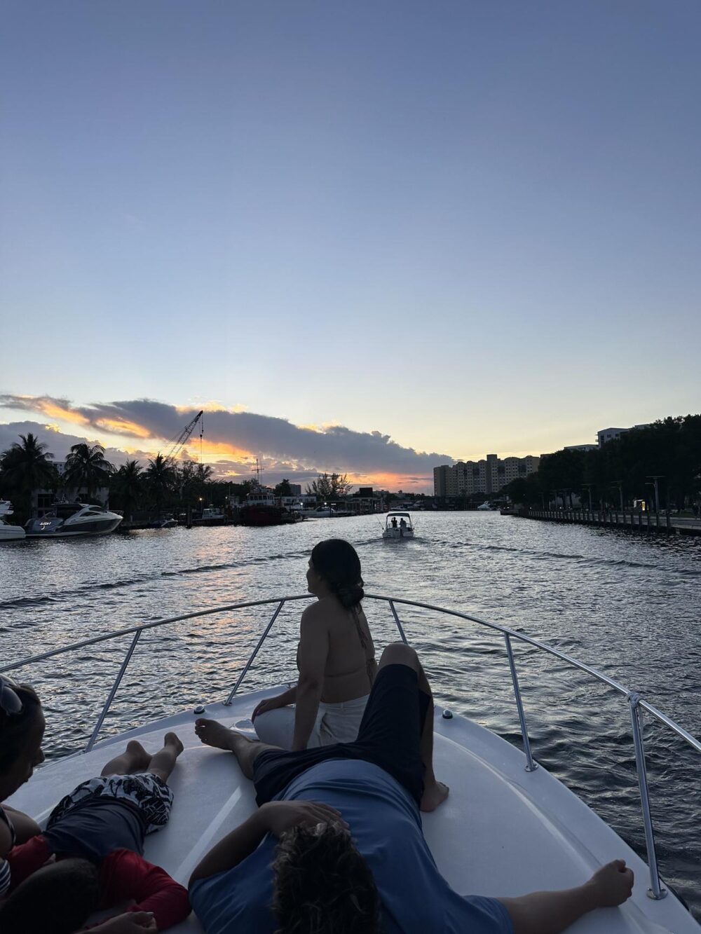 Luxury 32ft Monterey Yacht - Private Miami River Cruises for Groups of 10 - Imagen 28