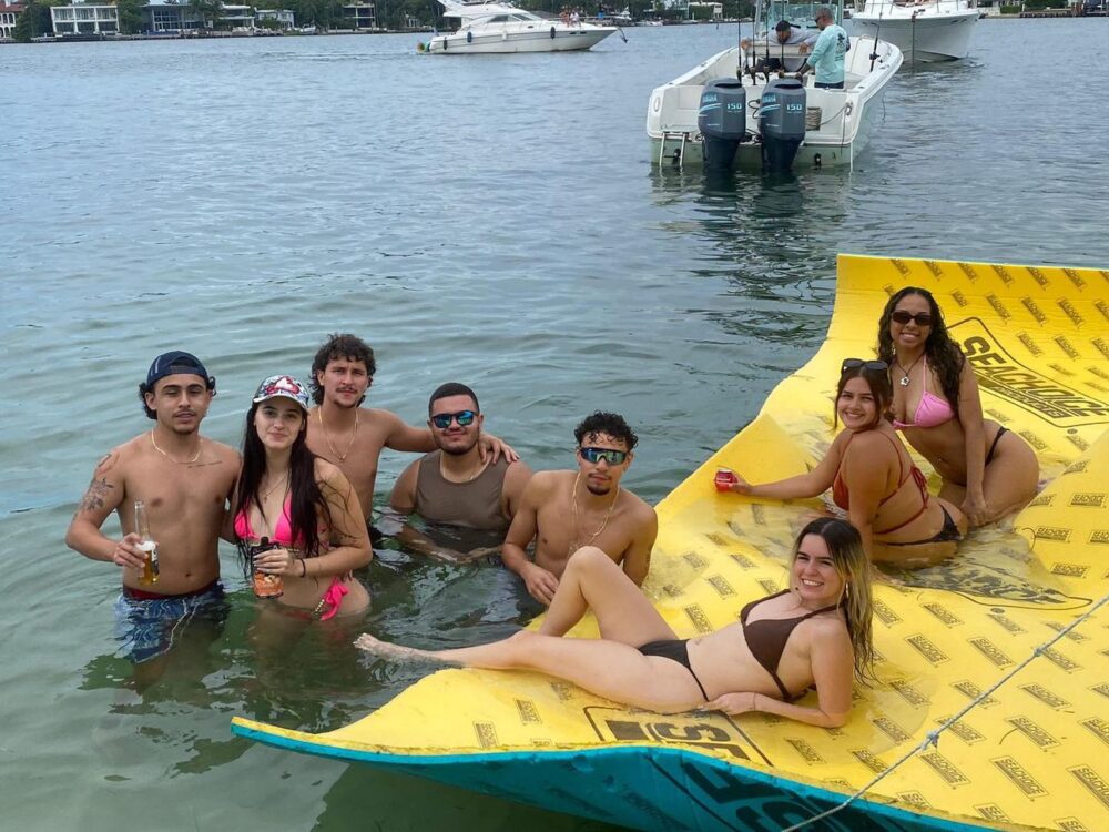Enjoy 32ft 'RUMBA' PONTOON with BBQ/DISCO LIGHTS & SMOKE MACHINE in Miami! - Image 3