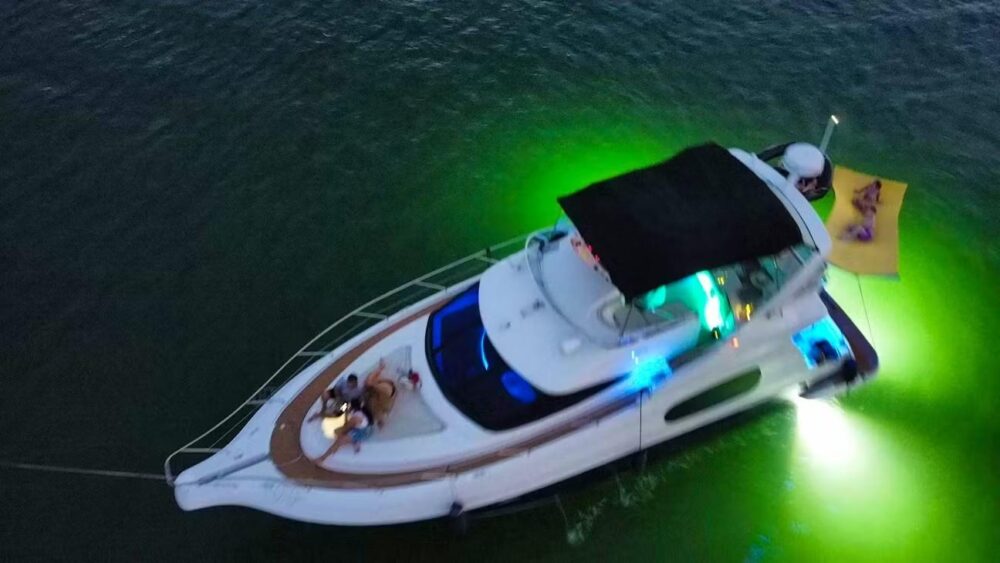 Luxury Silverton Flybridge 48ft Yacht Charter in Miami - All-Inclusive Rates - Imagen 29