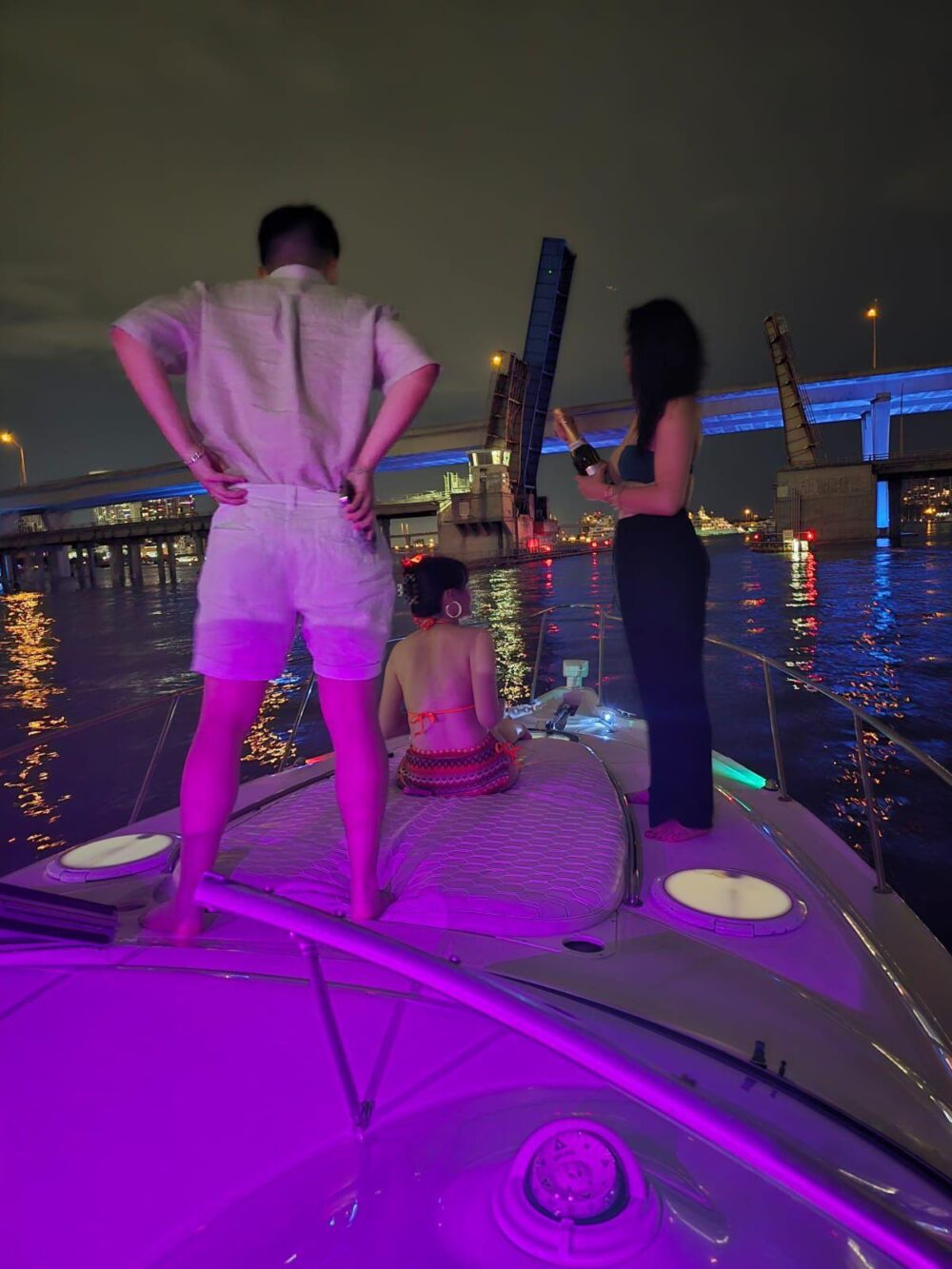 37ft Monterey Yacht | Experience Miami: Big Discounts Available! Inquire Now! - Imagen 18