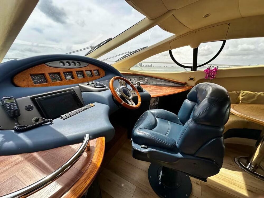 Luxury Silverton Flybridge 48ft Yacht Charter in Miami - All-Inclusive Rates - Imagen 28