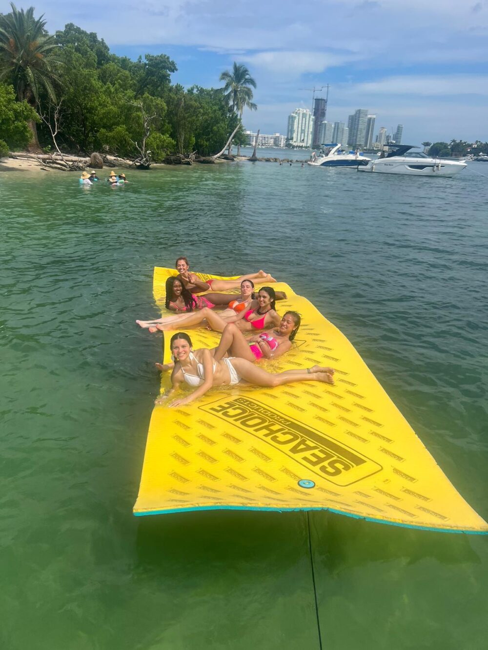 Rent a 26' Sea Ray Sundeck in Miami - 5 Identical Boats with Captain & Weekday Discounts - Imagen 16