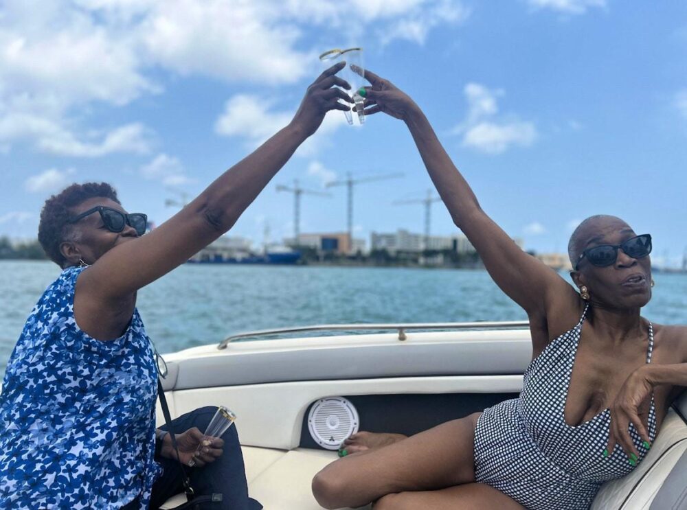 Luxury Miami Sundeck Party Boat Experience | Sea Ray 30' with Free Hour Promotion - Imagen 16