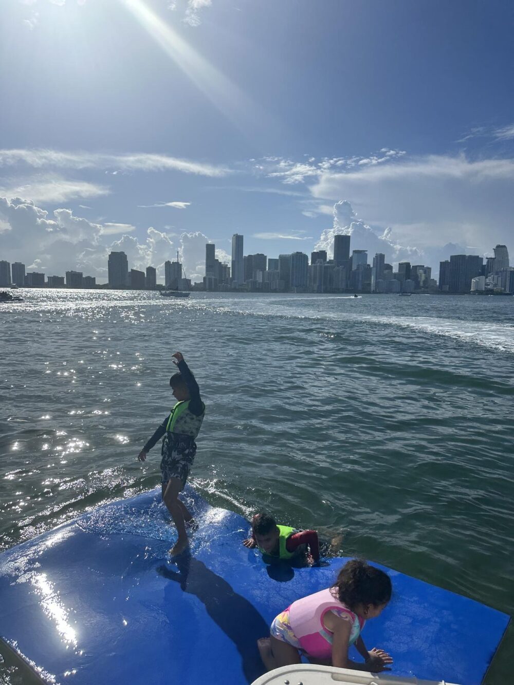 Luxury 32ft Monterey Yacht - Private Miami River Cruises for Groups of 10 - Imagen 26