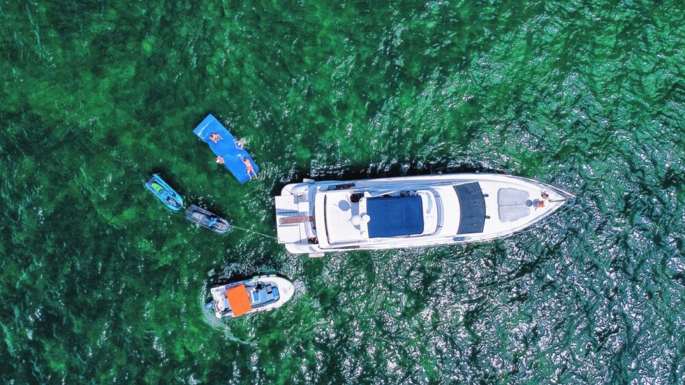 70ft Azimut Yacht Rental in Miami Beach with 2 Jet Skis Included - Free Hour! - Imagen 2
