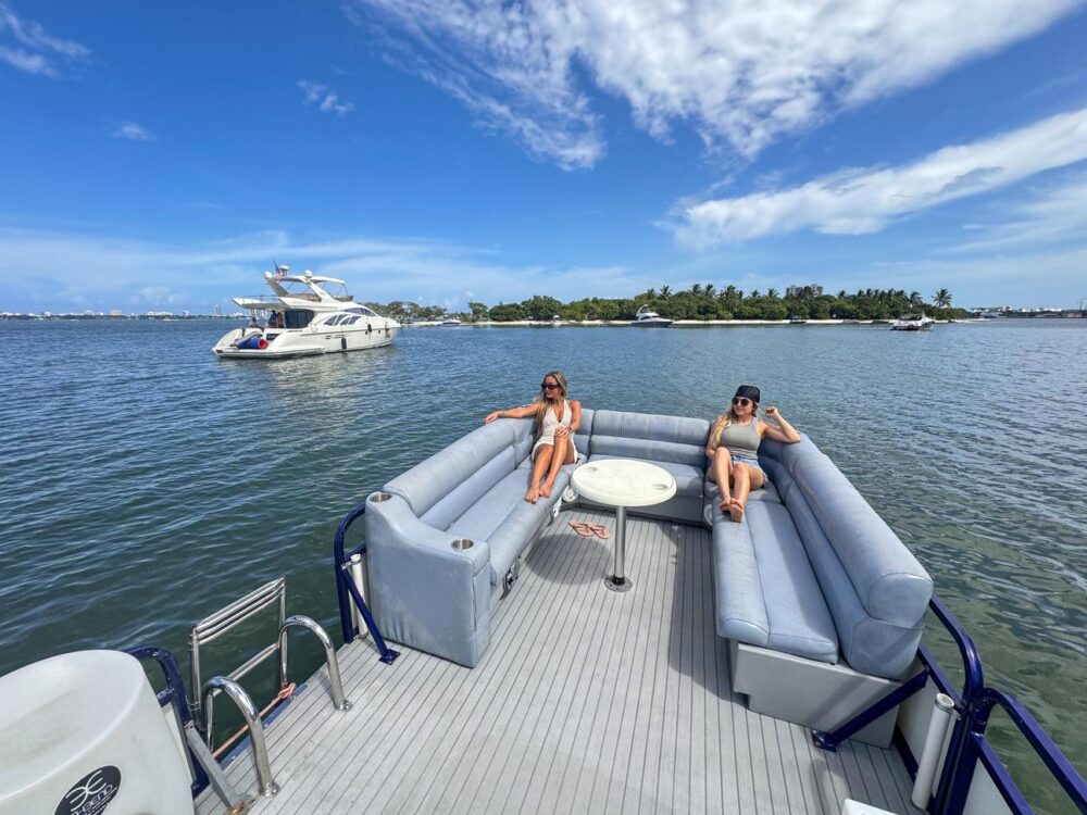 Enjoy 32ft 'RUMBA' PONTOON with BBQ/DISCO LIGHTS & SMOKE MACHINE in Miami! - Image 19
