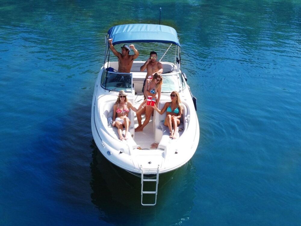 Rent a 26' Sea Ray Sundeck in Miami - 5 Identical Boats with Captain & Weekday Discounts - Imagen 33