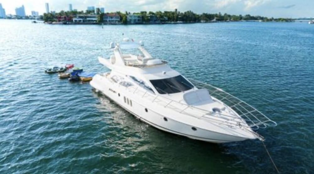 Miami Finest!! 70ft Luxury Yacht Azimut Flybridge Jet Skis - Imagen 18