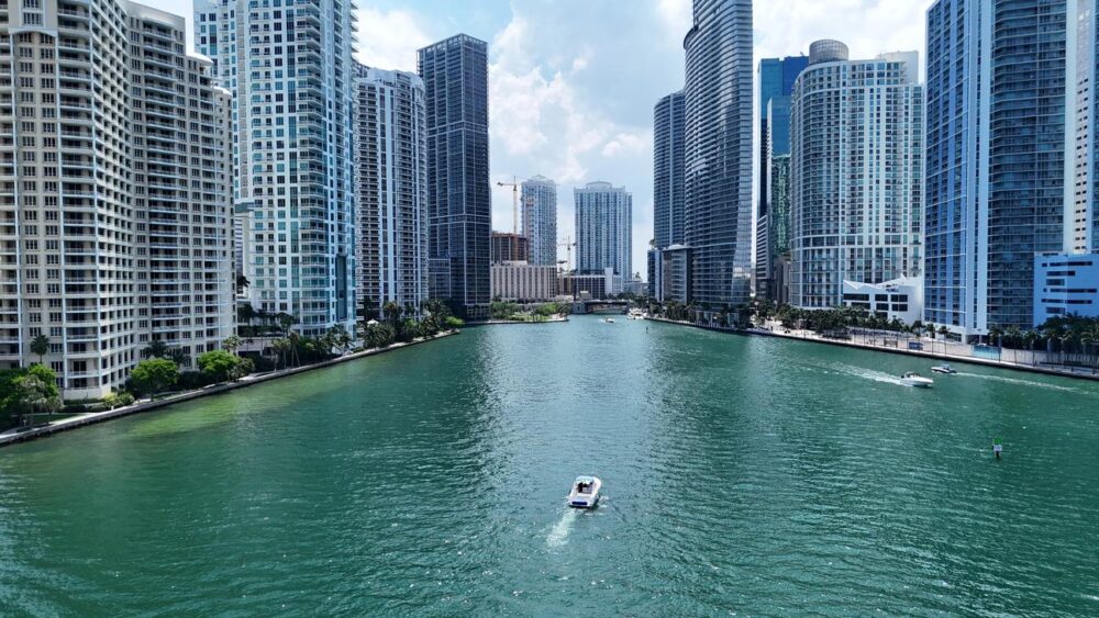 Luxury 32ft Monterey Yacht - Private Miami River Cruises for Groups of 10 - Imagen 43