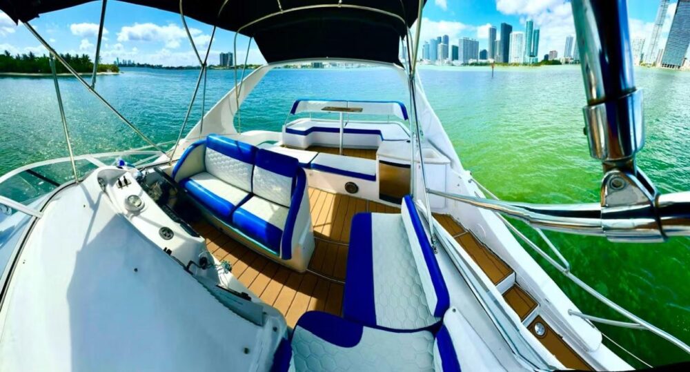Luxury Silverton Flybridge 48ft Yacht Charter in Miami - All-Inclusive Rates - Imagen 27