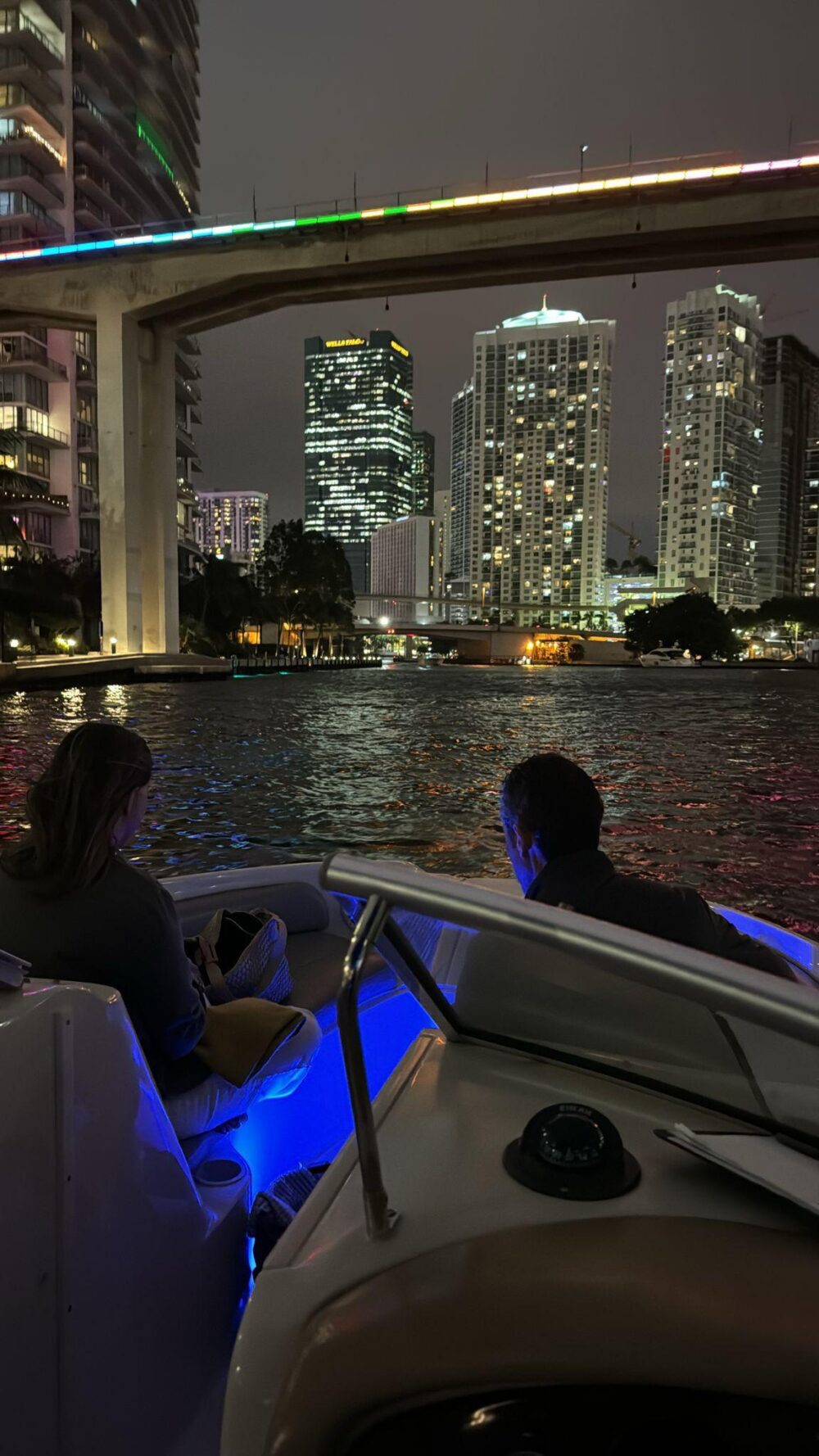 Rent a 26' Sea Ray Sundeck in Miami - 5 Identical Boats with Captain & Weekday Discounts - Imagen 15