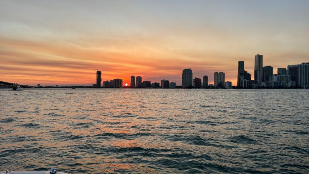 Luxury Miami Sundeck Party Boat Experience | Sea Ray 30' with Free Hour Promotion - Imagen 15