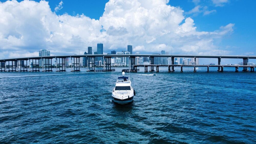 70ft Azimut Yacht Rental in Miami Beach with 2 Jet Skis Included - Free Hour! - Imagen 20
