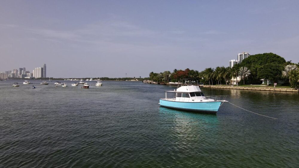 Celebrate with Yacht Party & Sightseeing in Miami Beach — up to 34 Guests! - Imagen 7