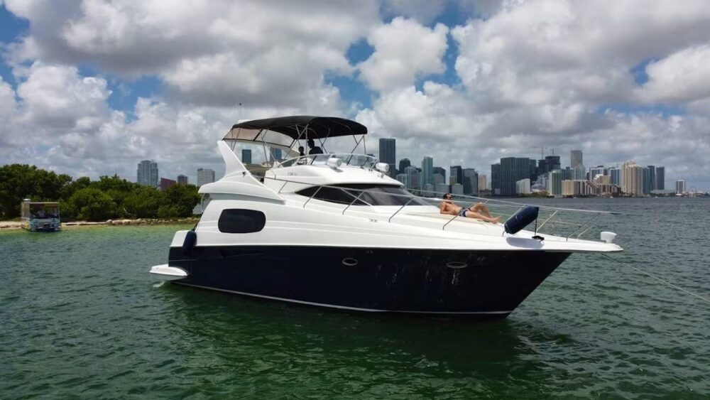 Luxury Silverton Flybridge 48ft Yacht Charter in Miami - All-Inclusive Rates - Imagen 26