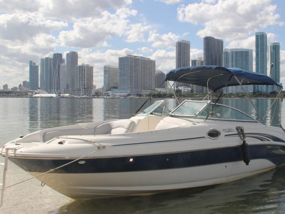 Rent a 26' Sea Ray Sundeck in Miami - 5 Identical Boats with Captain & Weekday Discounts - Imagen 14