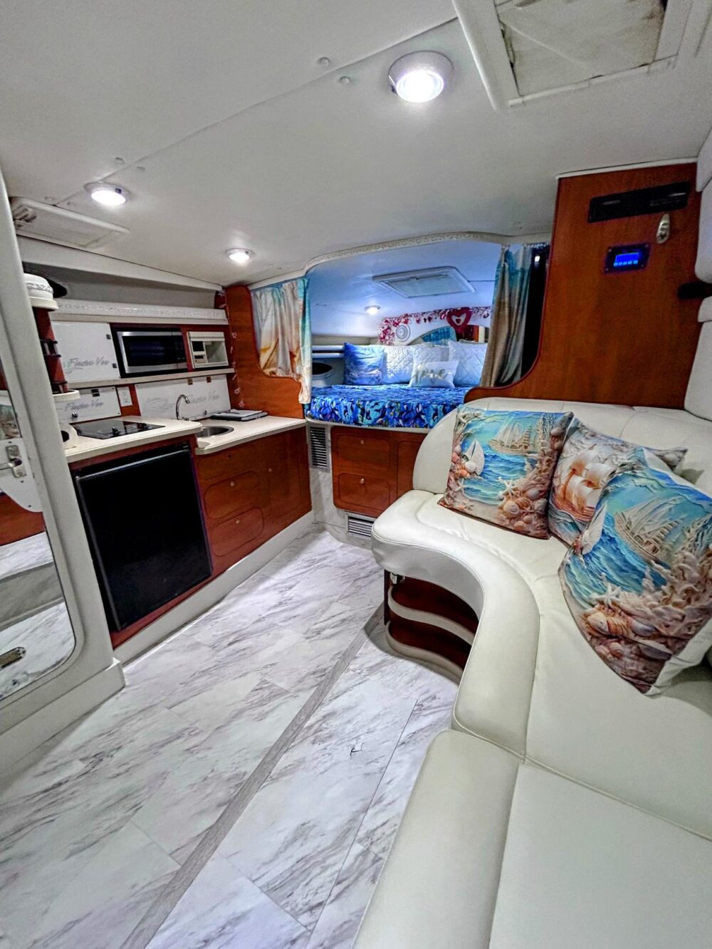 Rinker Fiesta 37ft - When booking 4 hours, you get one free! - Imagen 8