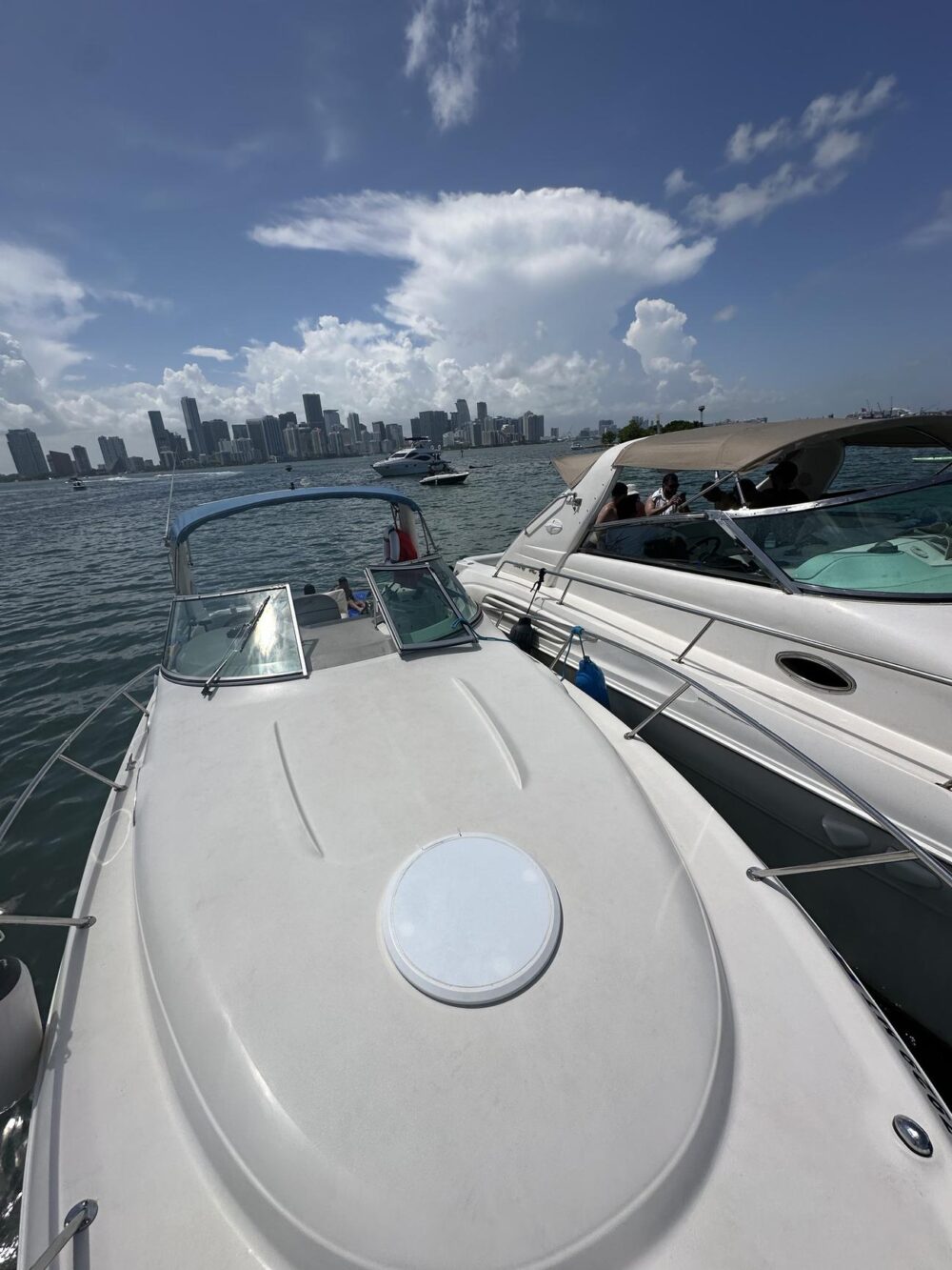 Luxury 32ft Monterey Yacht - Private Miami River Cruises for Groups of 10 - Imagen 24