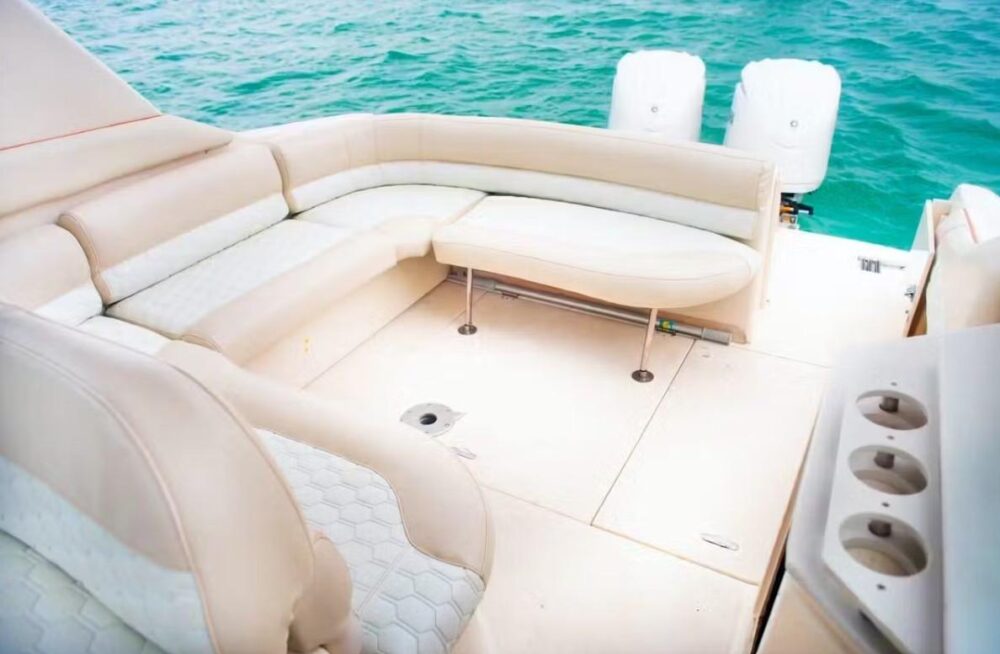 37ft Monterey Yacht | Experience Miami: Big Discounts Available! Inquire Now! - Imagen 15