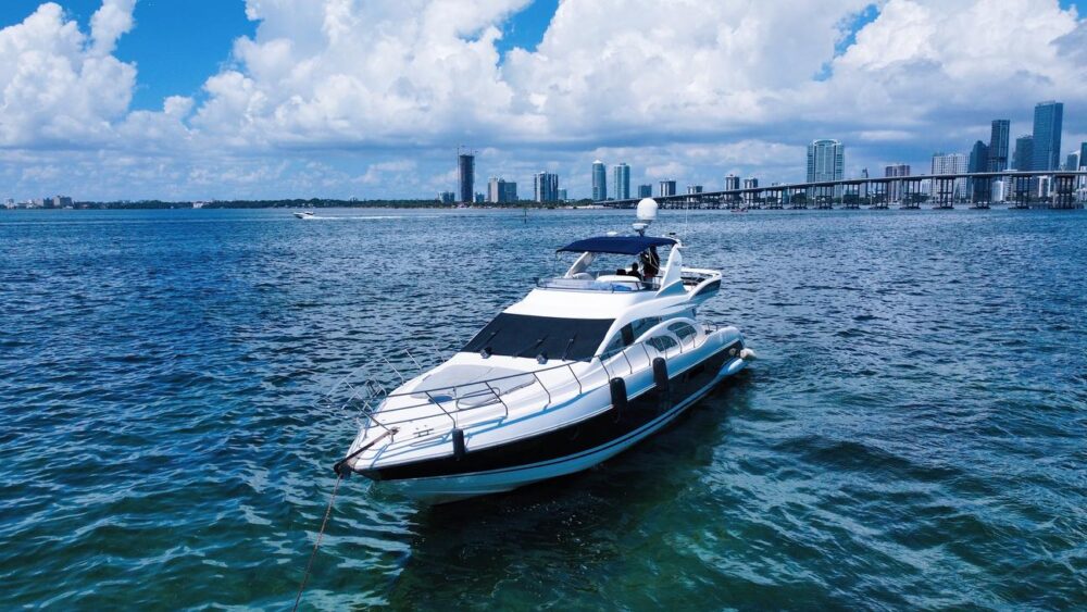 70ft Azimut Yacht Rental in Miami Beach with 2 Jet Skis Included - Free Hour! - Imagen 21