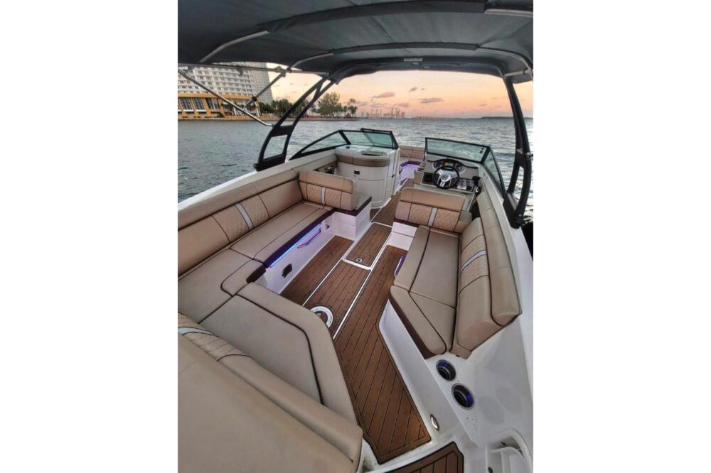Luxury Miami Sundeck Party Boat Experience | Sea Ray 30' with Free Hour Promotion - Imagen 13