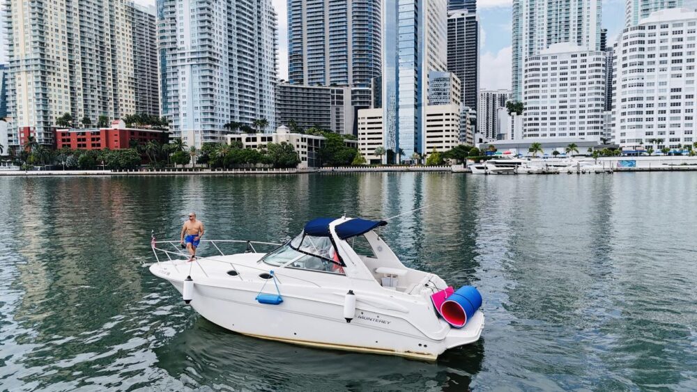 Luxury 32ft Monterey Yacht - Private Miami River Cruises for Groups of 10 - Imagen 23