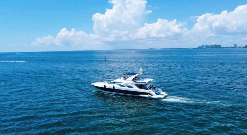 70ft Azimut Yacht Rental in Miami Beach with 2 Jet Skis Included - Free Hour! - Imagen 22