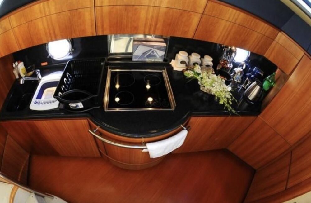 Experience Miami's Waters on a Luxurious 53ft Azimut Yacht Charter - Imagen 17