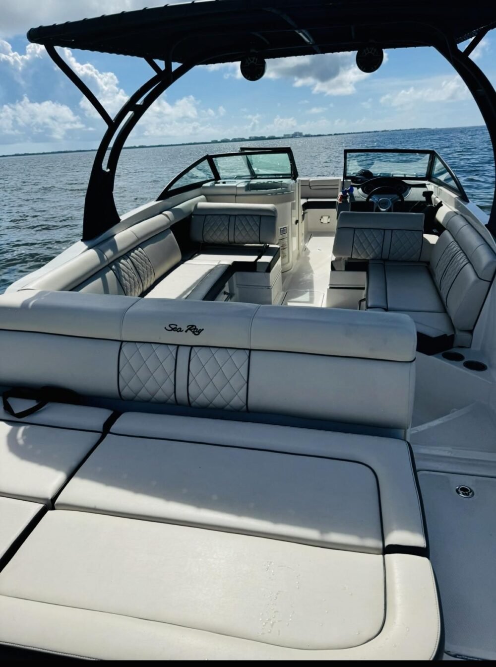 Luxury Miami Sundeck Party Boat Experience | Sea Ray 30' with Free Hour Promotion - Imagen 12