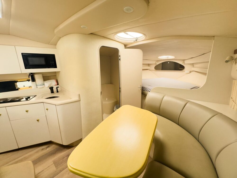 Enjoy 37ft Cruiser Yacht in Miami with discounted price! - Imagen 20