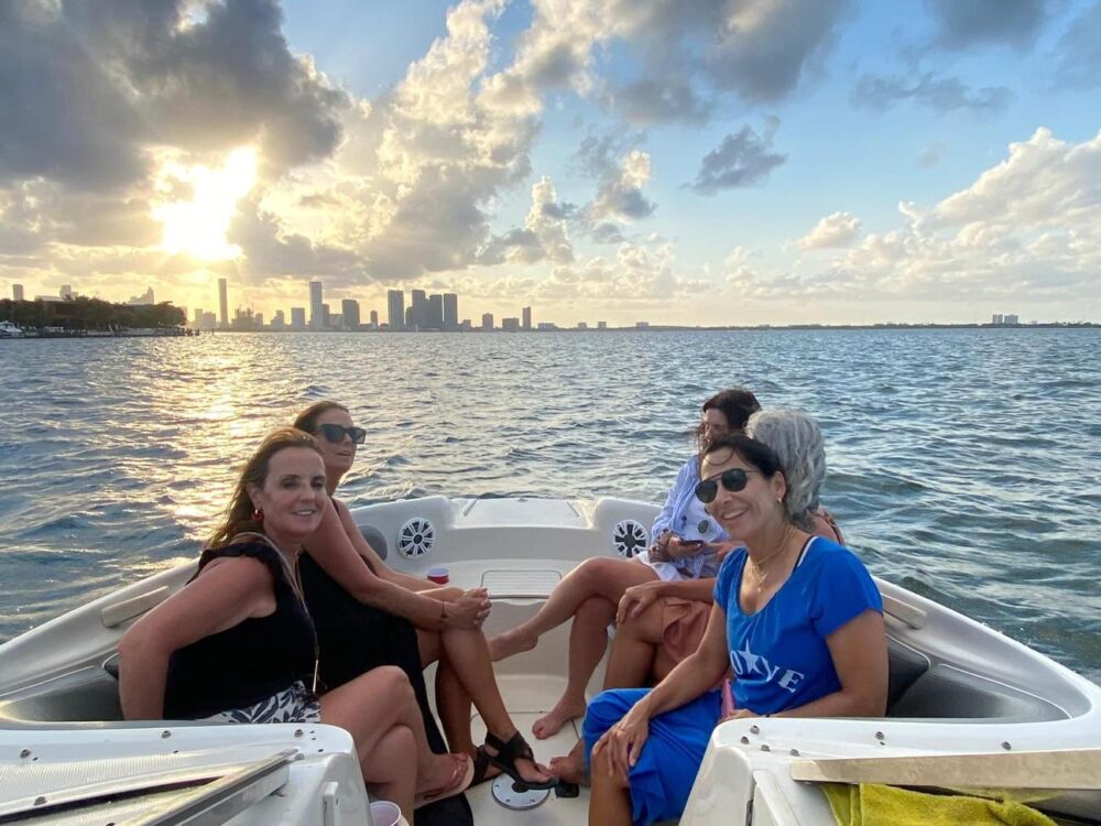 Luxury Sea Ray Sundeck Fleet: 7 Identical 26' Boats for Miami Beach Adventures - Imagen 11