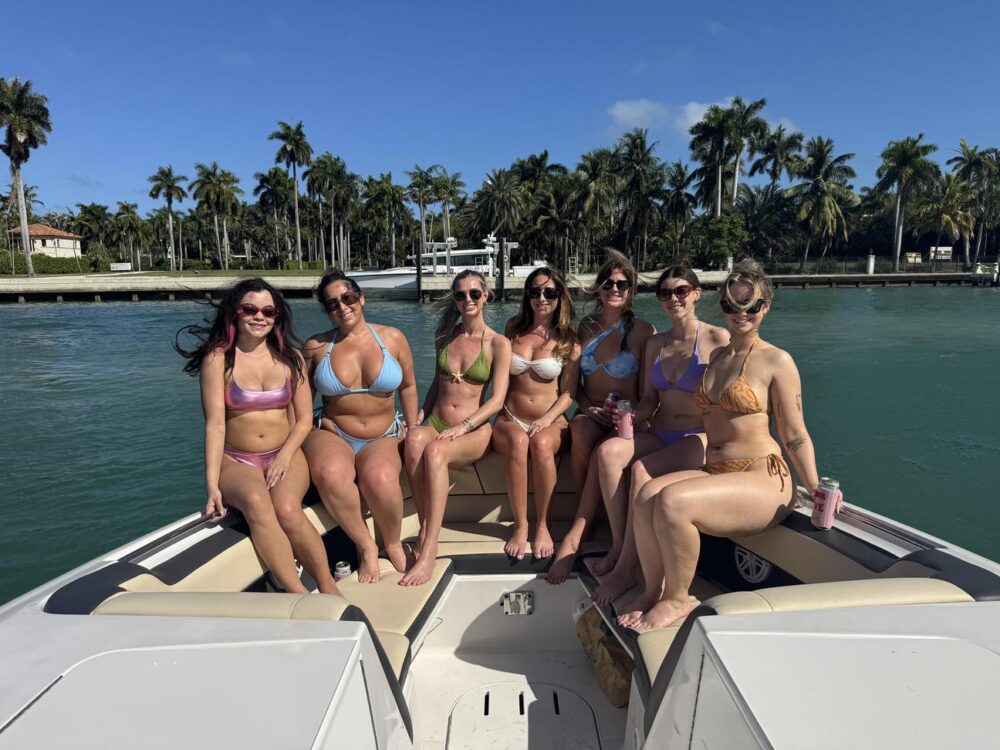 Luxury Miami Sundeck Party Boat Experience | Sea Ray 30' with Free Hour Promotion - Imagen 11