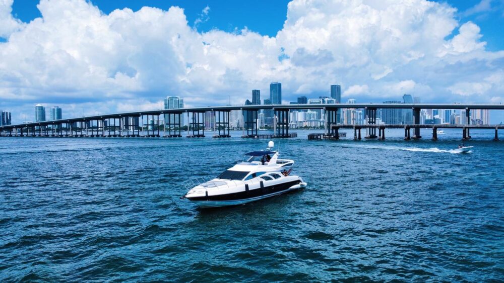 70ft Azimut Yacht Rental in Miami Beach with 2 Jet Skis Included - Free Hour! - Imagen 24